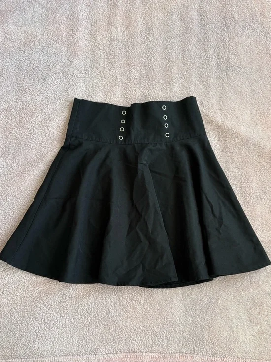 ROMWE Black High-Waist Circle Skater Skirt with Button Detail - Picture 3 of 5